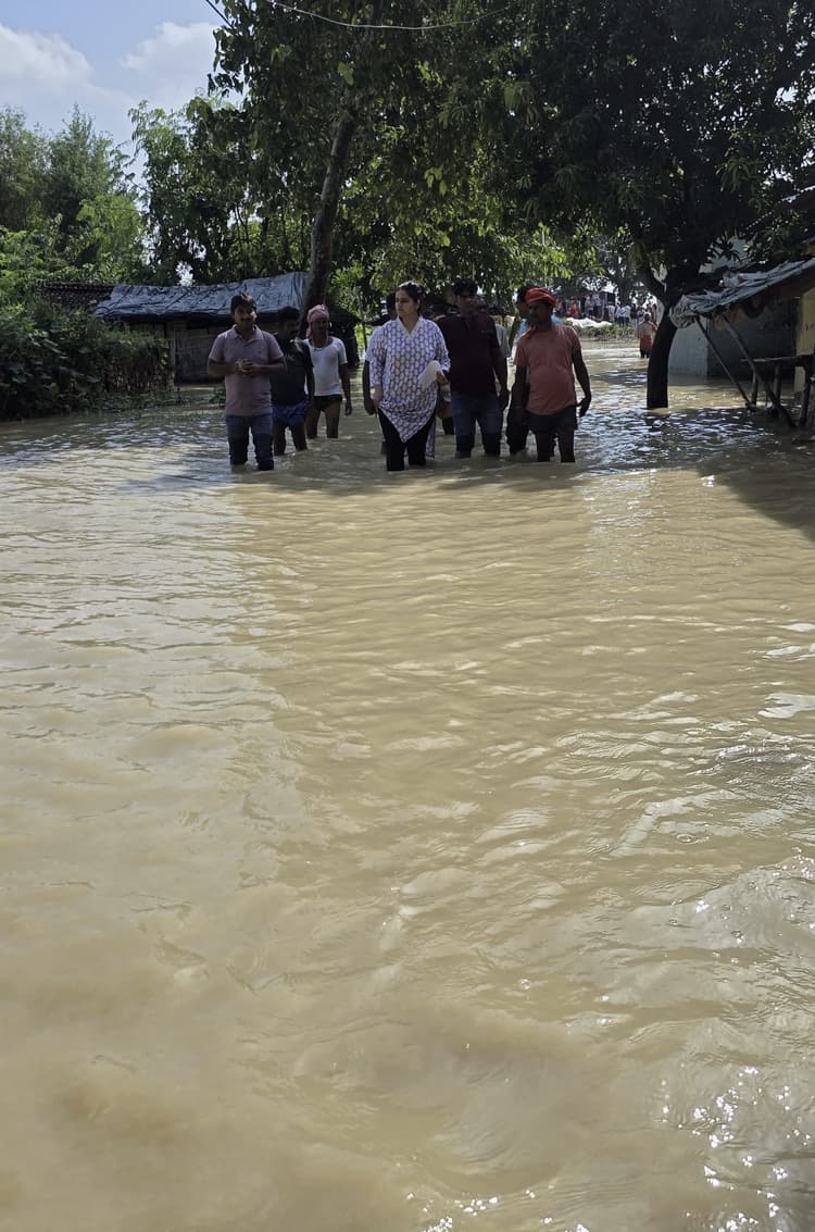 नेपाल के लालबकेया व जानी नदी के बाढ़ का पानी ढाका प्रखंड के सीमावर्ती इलाकों में फैला