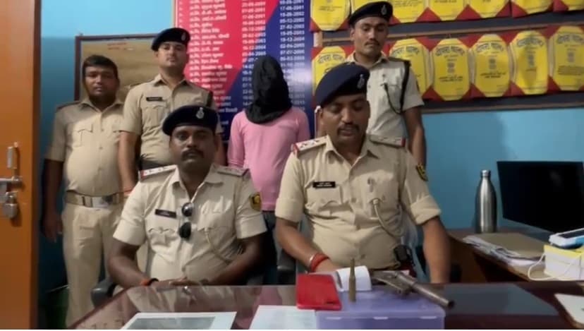 पिपरा में अपराध की साजिश रचते हथियार के साथ एक अपराधी गिरफ्तार, चार भागे