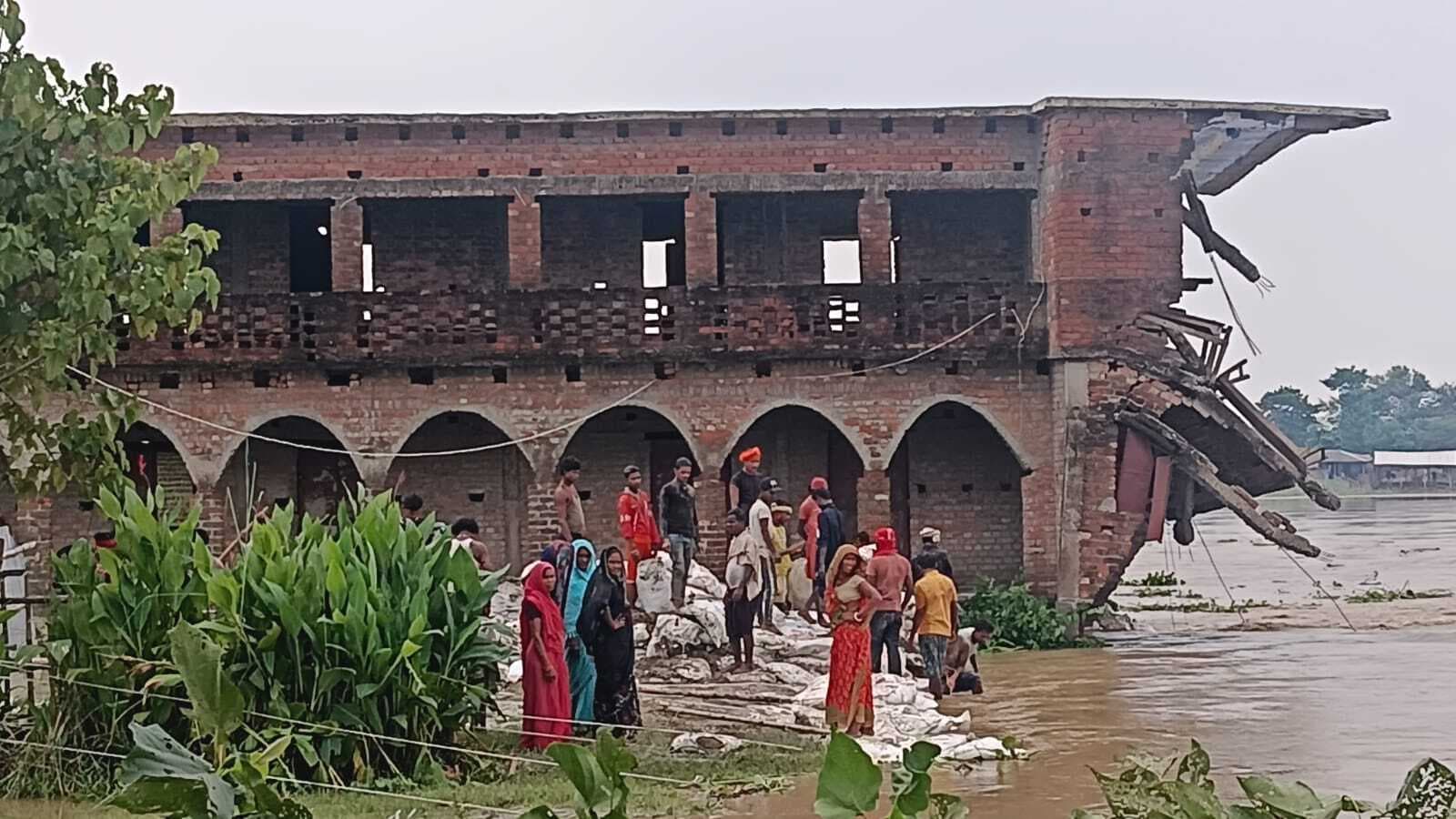 Darbhanga News: कभी भी कोसी में समा जायेगा प्रावि कुंजभवन, गांव पर भी बढ़ा खतरा