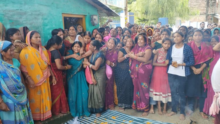 Driver dies in collision between two vehicles: दो वाहन की टक्कर में चालक की मौत, रोसड़ा के आधे दर्जन लोग घायल