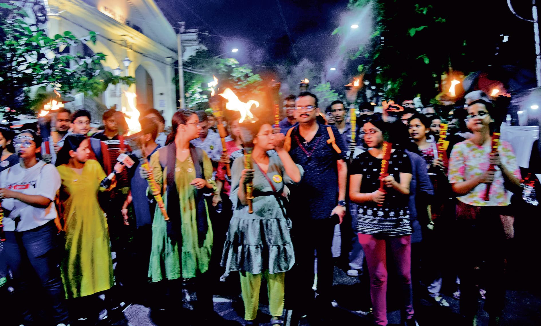 जूनियर डॉक्टरों ने जगह जगह निकाली मशाल रैली