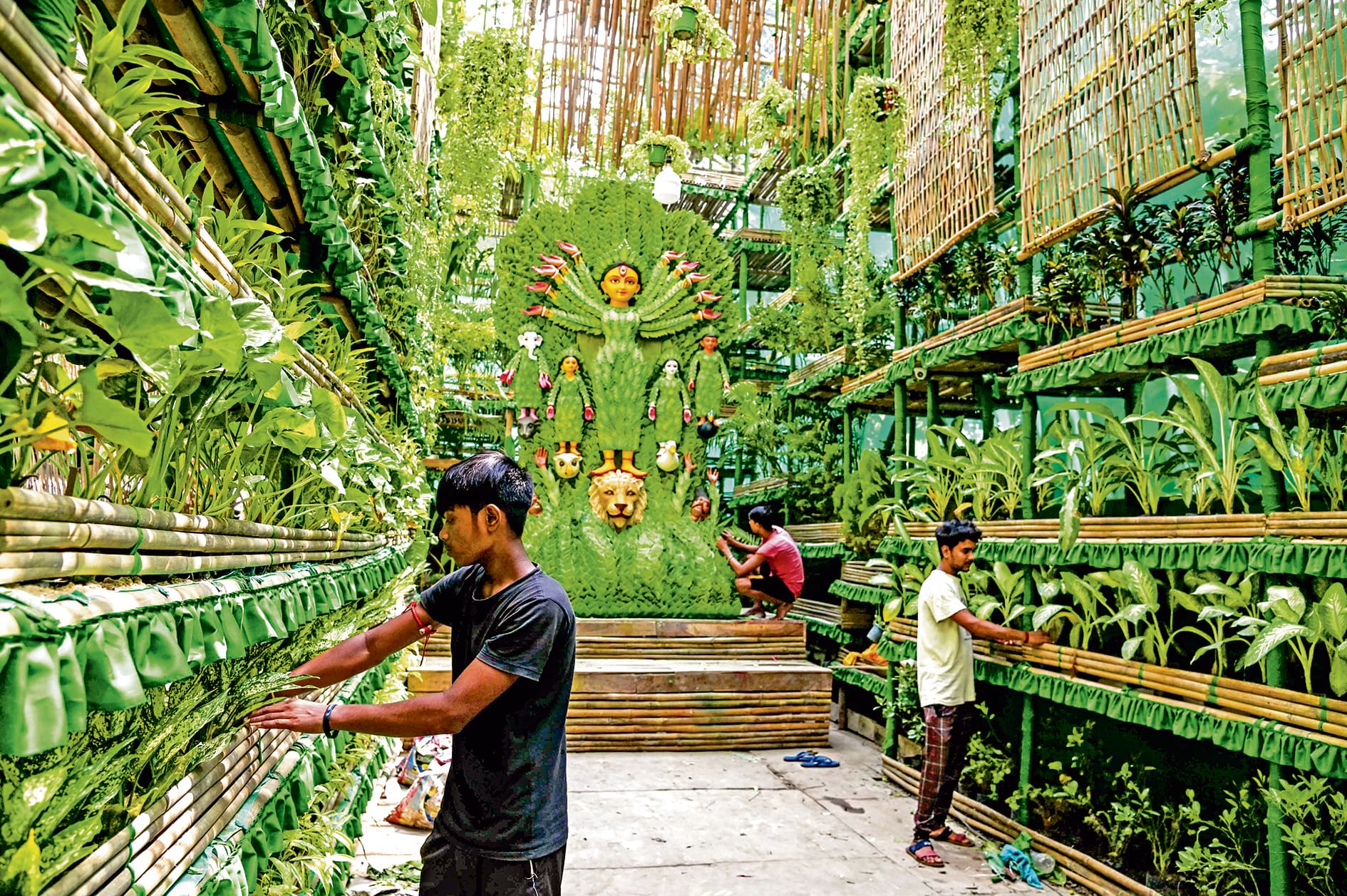 8000 पौधों से बन रही मां दुर्गा की प्रतिमा