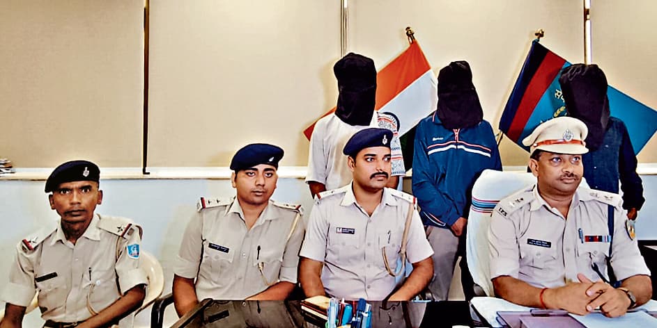 crime news : मोबाइल छिनतई गिरोह के सरगना रावण समेत तीन अपराधी गिरफ्तार