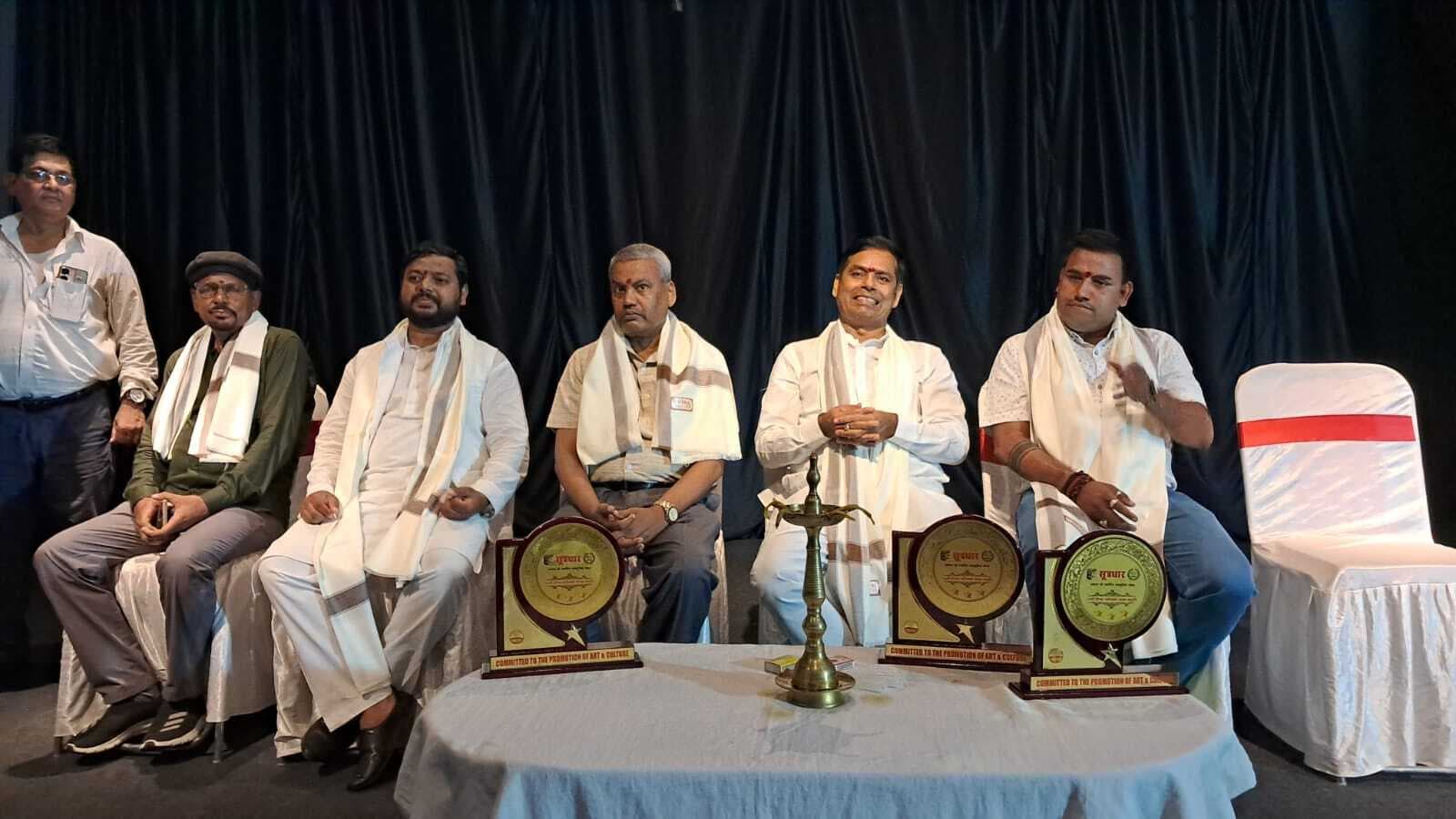 नाटक मिट्टी का माधो देख भावुक हुए दर्शक