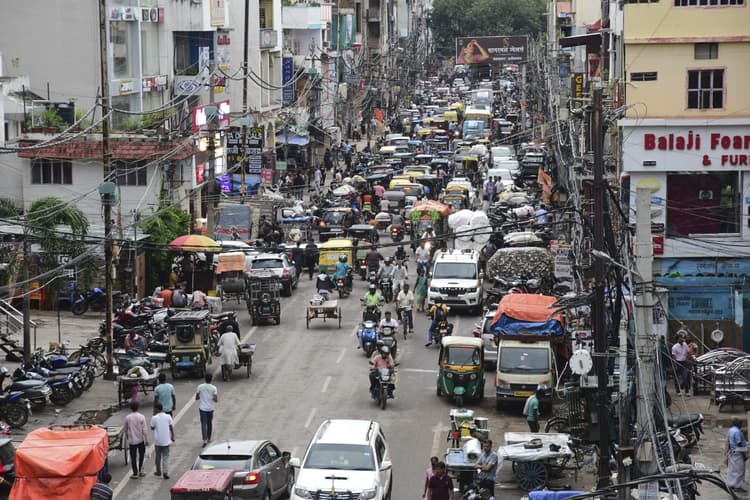 Patna : एक दर्जन से अधिक सड़कों पर नहीं है पार्किंग की व्यवस्था