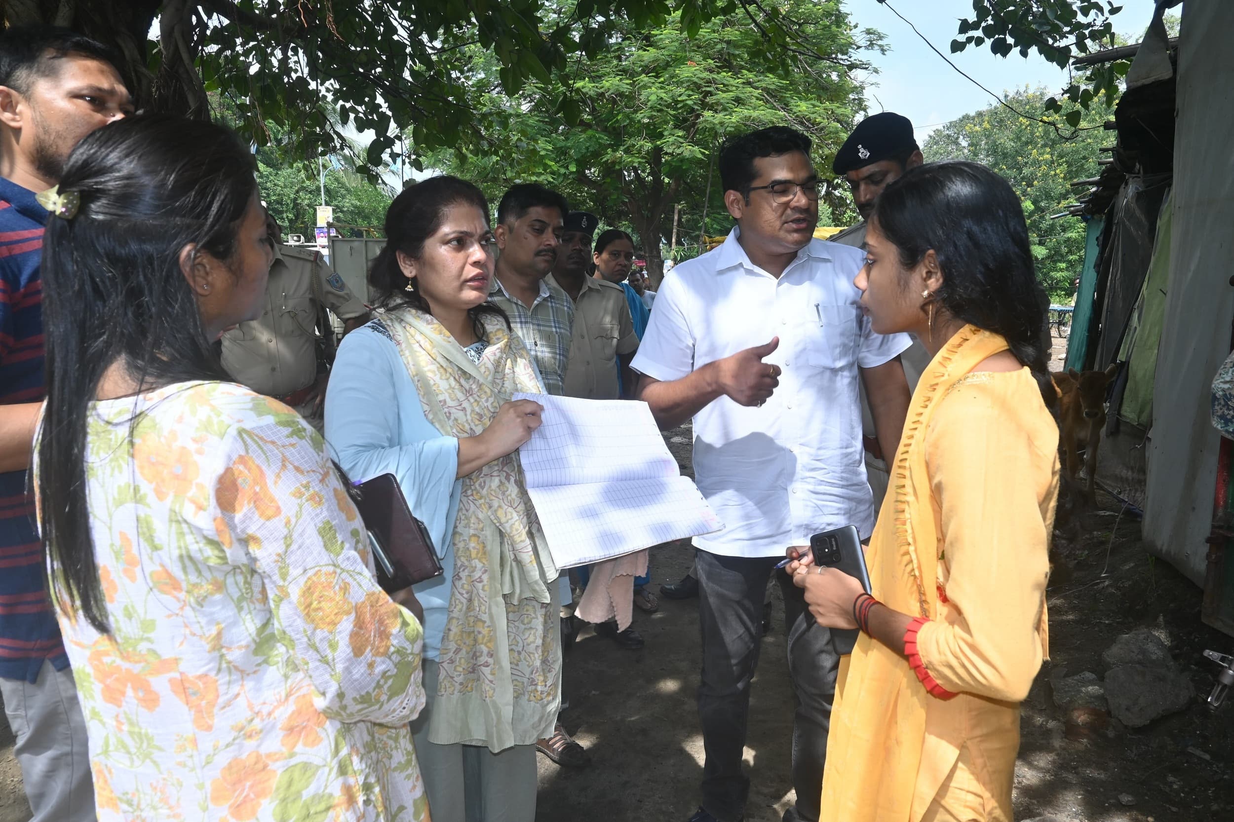 Bokaro News :मुख्यमंत्री दाल भात केंद्र में गड़बड़ी देख बिफरीं डीसी