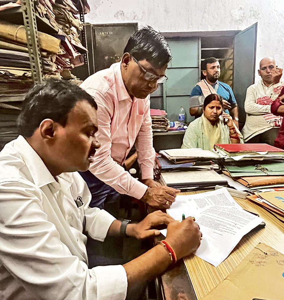 Dhanbad News:इलाज के दौरान कोलकर्मी की मौत, नियोजन के लिए प्रदर्शन