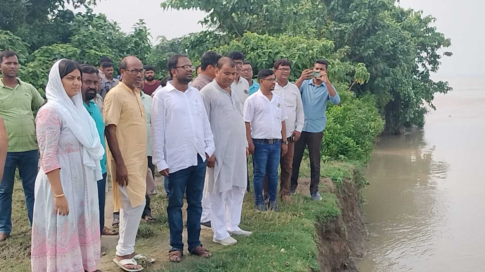 बंगाल के बिजली मंत्री ने गंगा के कटाव का लिया जायजा