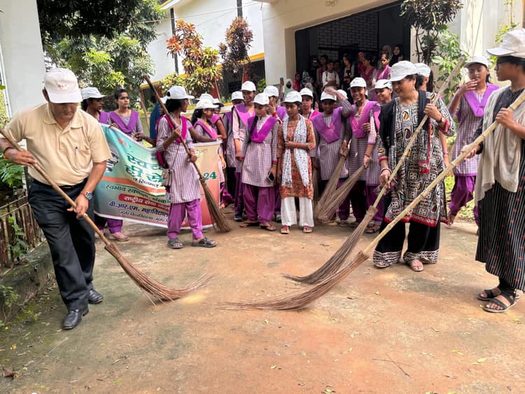 स्वच्छता सेवा अभियान के तहत कॉलेज कैंपस में की सफाई