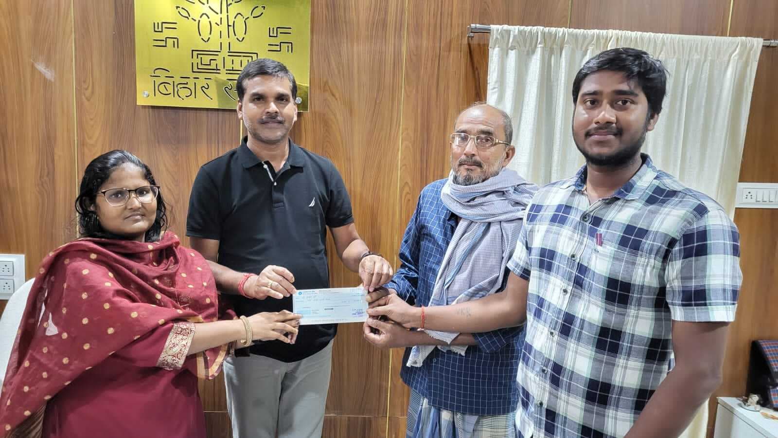 सीओ ने पीड़ित परिवार को दिया आपदा अनुदान का चेक