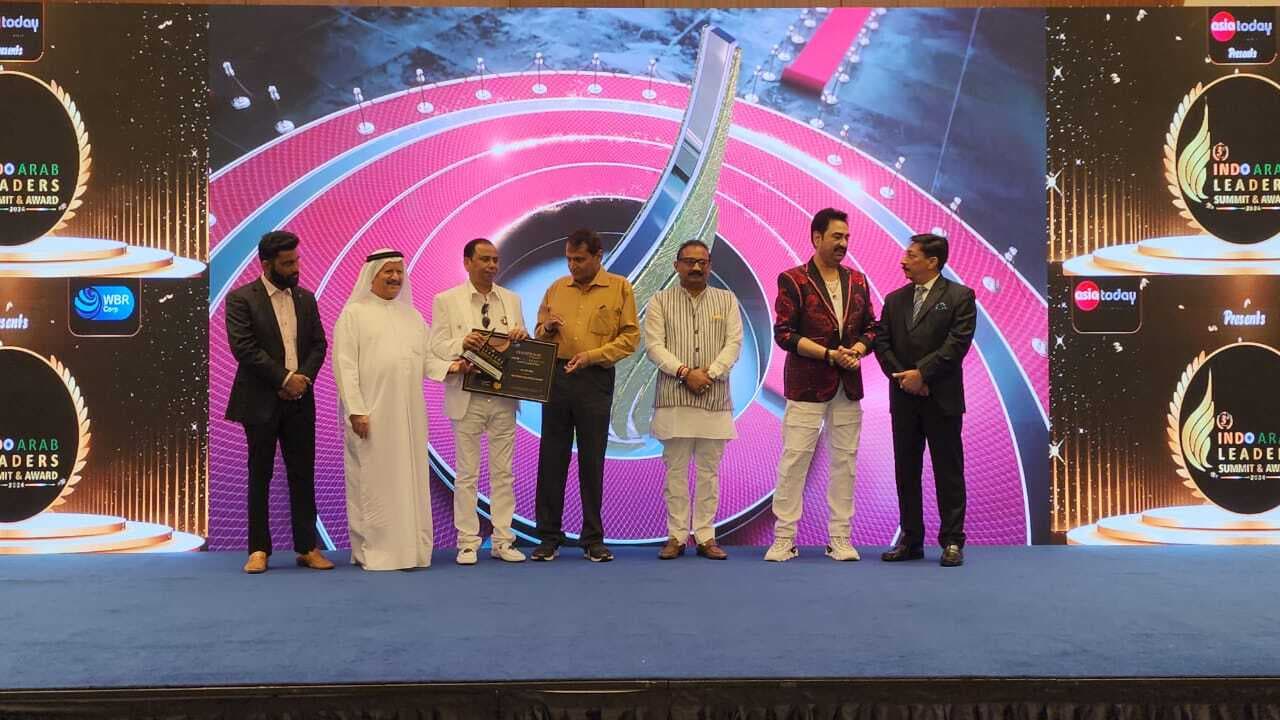 लुत्फल हक को दुबई में मिला प्रेरणादायक कार्यकर्ता का अवार्ड