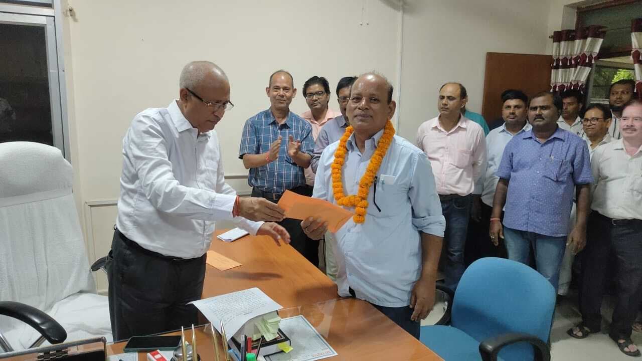 व्यवहार न्यायालय के आशुलिपिक को दी गयी विदाई