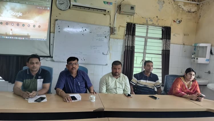 सीएचसी में स्वास्थ्य कार्यक्रमों की गयी समीक्षा