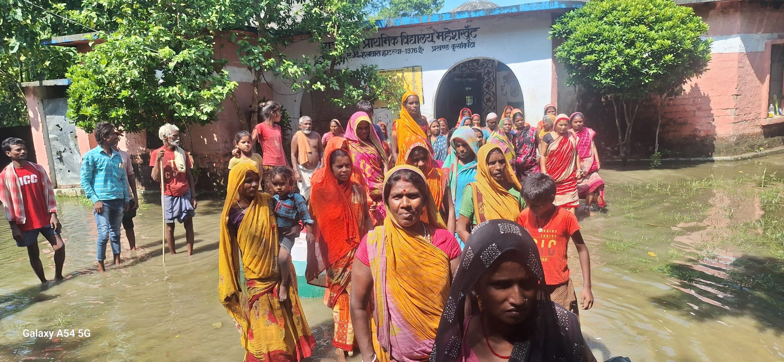 प्रखंड का दक्षिणी भाग बाढ़ से बेहाल