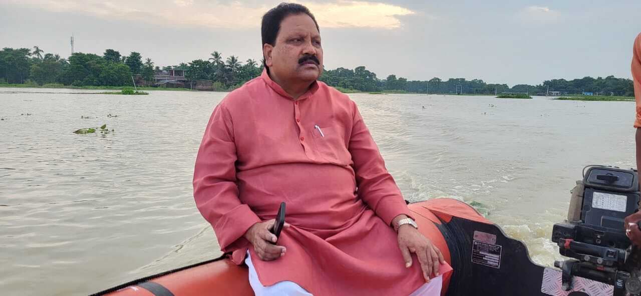 सांसद ने किया बाढ़ग्रस्त इलाकों का दौरा