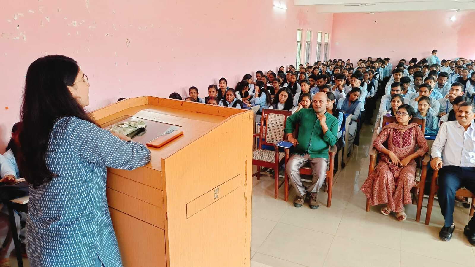 हिंदी की स्वीकार्यता पूरे विश्व में तेजी से फैल रही : प्राचार्य