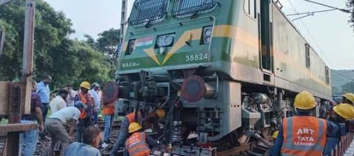 Jamshedpur News : चांडिल में मालगाड़ी के पीछे लगा इंजन बेपटरी, 6 घंटे परिचालन बाधित