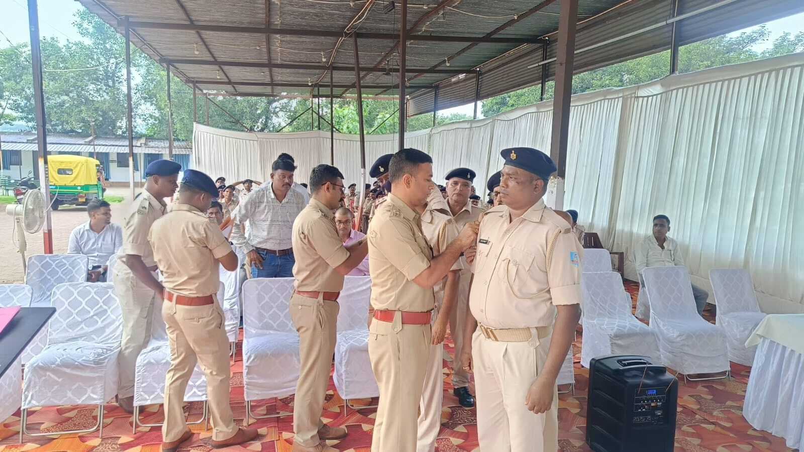 Jamshedpur News : हवलदार में प्रमोशन पाने वाले 67 सिपाहियों को लगाया गया बैच