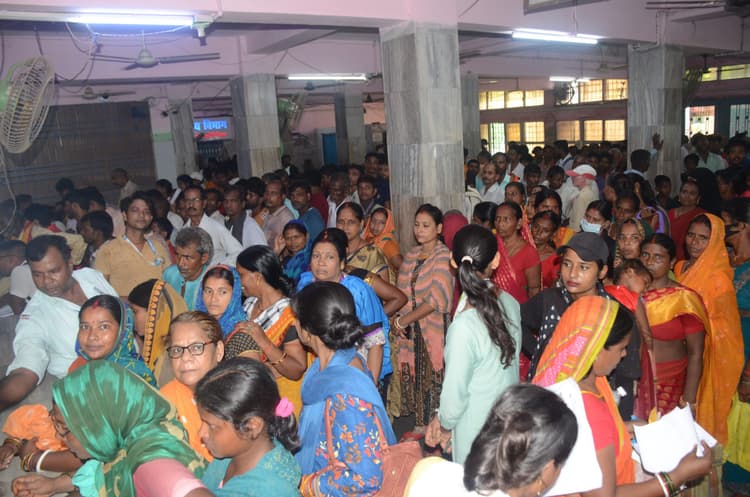 ओपीडी में इलाज कराने उमड़े मरीज, हुआ हो-हंगामा