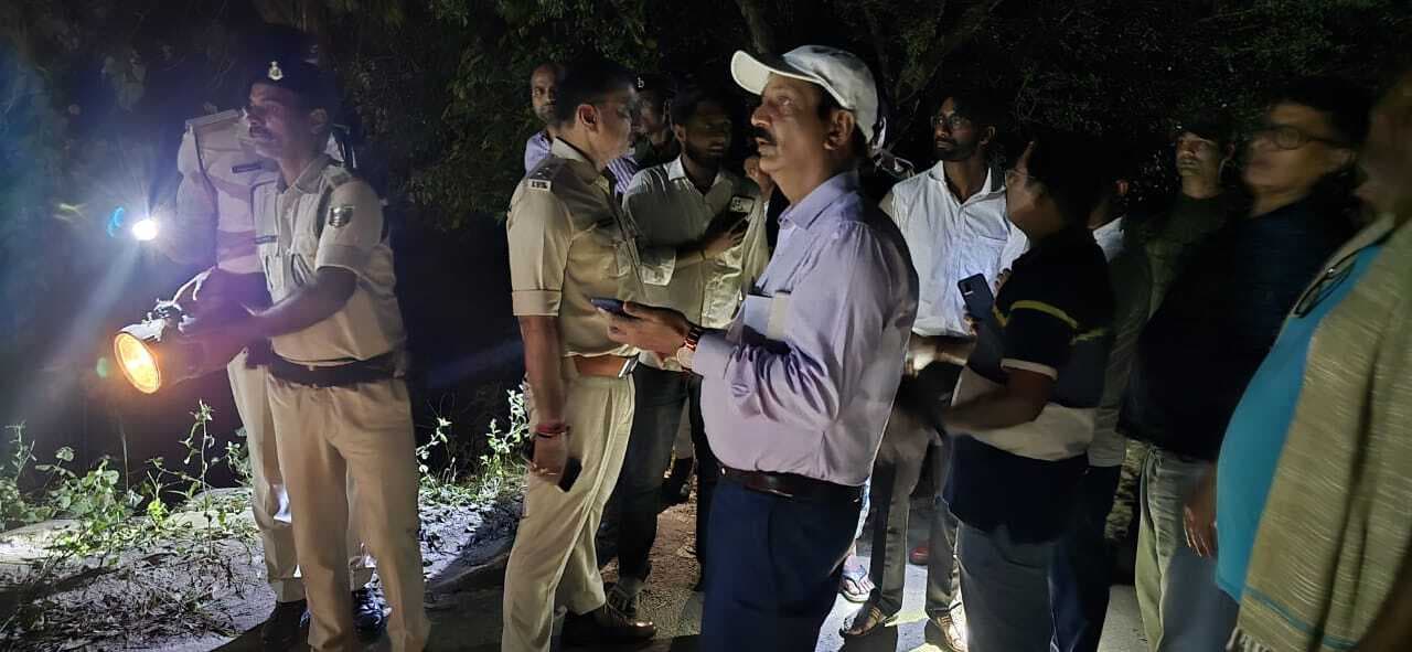 टूटे चंपारण तटबंध पर प. चंपारण डीएम ने बाढ़ पीड़ितों के साथ गुजारी रात