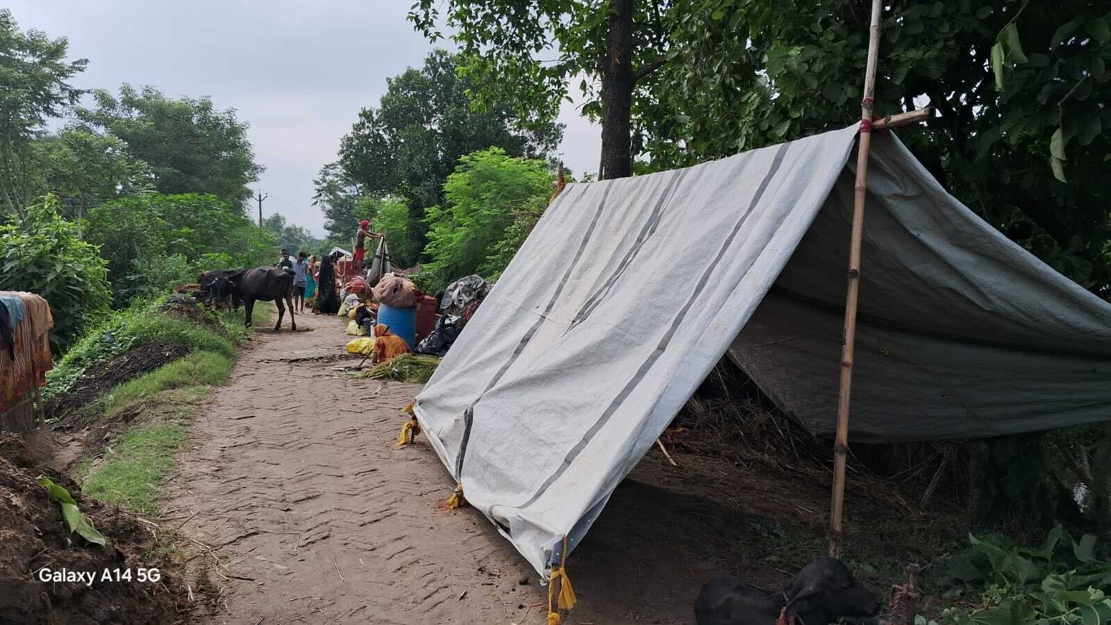 गंडक नदी के उफान से दर्जनों गांवों में घुसा बाढ़ का पानी