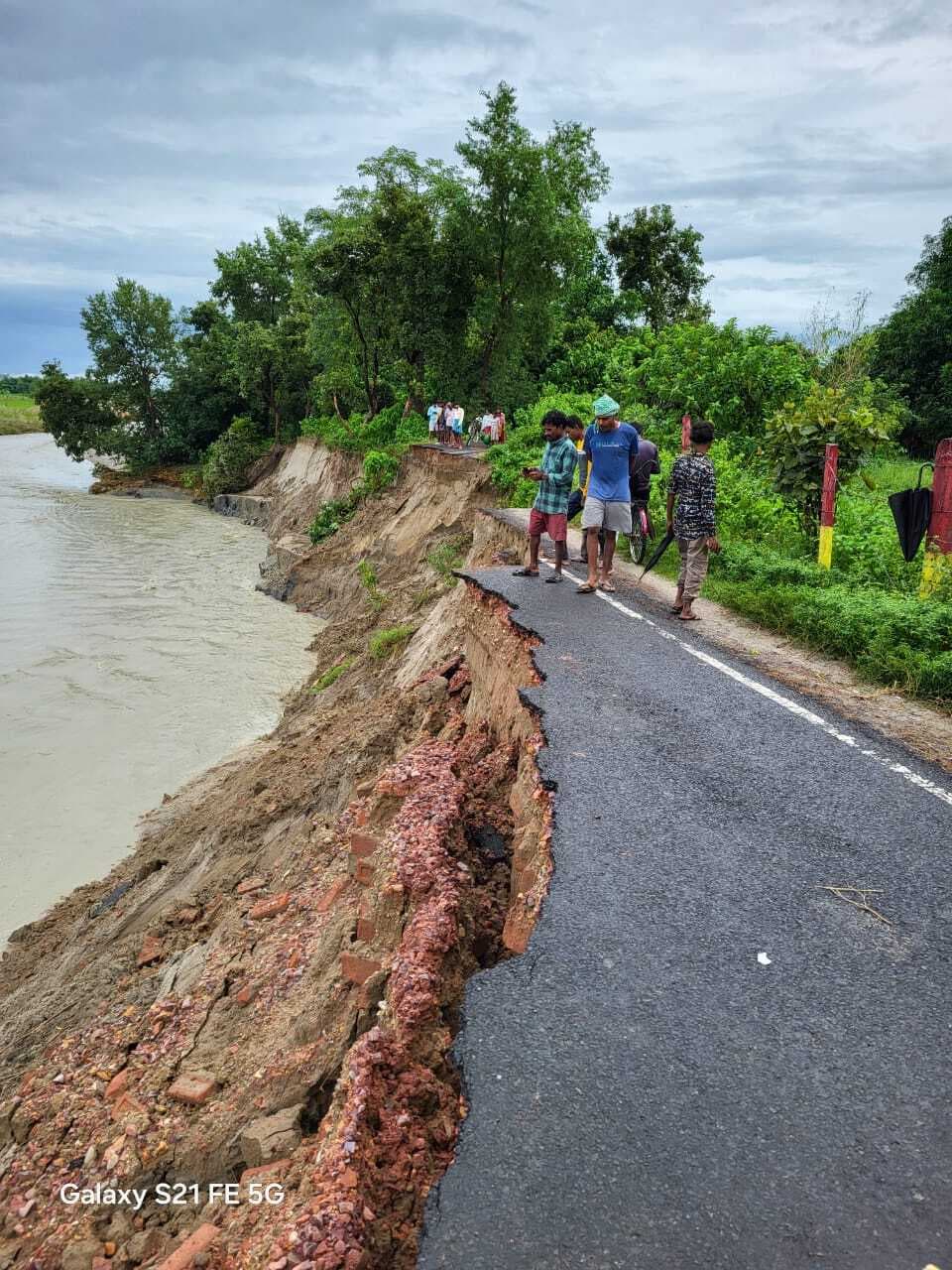 सोनबरसा बाजार से बनहवा परसा जाने वाली मुख्य सड़क द्वारदह नदी में विलीन