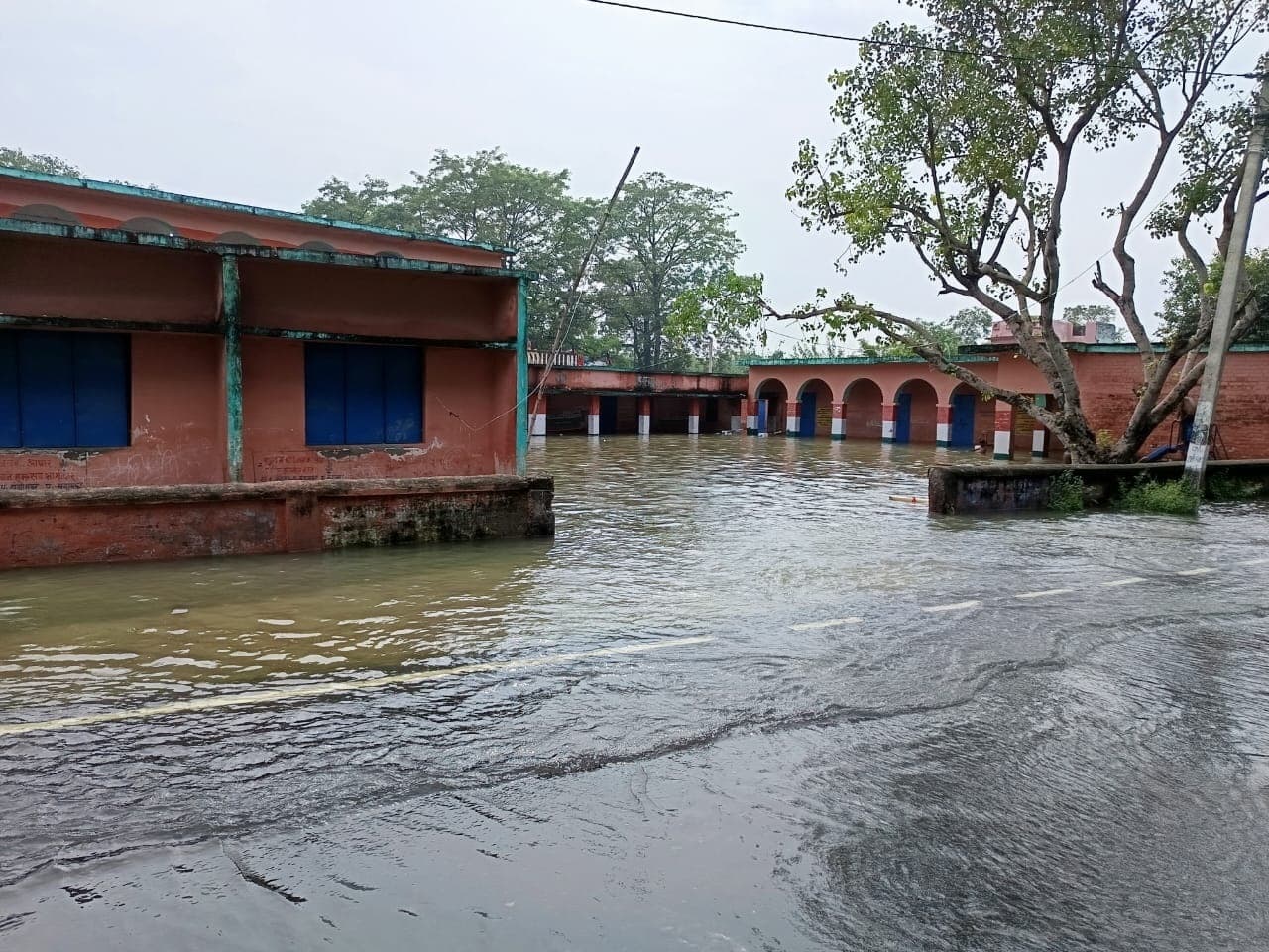 पुछरिया गांव के कई घरों में घुसा बाढ़ का पानी ,पांच लोगों का घर बहा