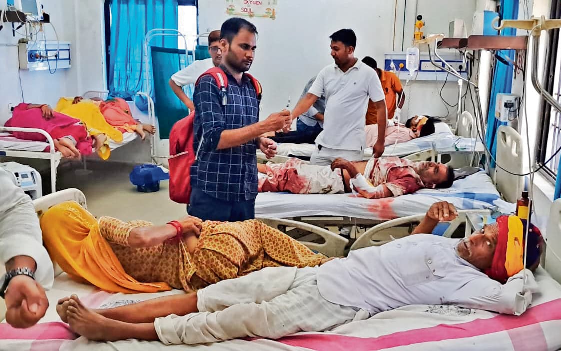 तीर्थयात्रियों से भरी बस ने ट्रक में मारी टक्कर, तीन लोगों की मौत