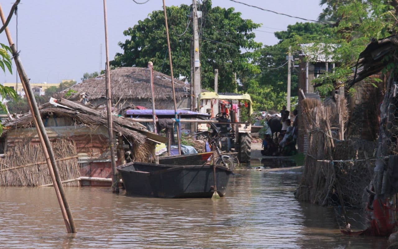 Ganga Flood: गंगा किनारे के कई जिलों में फिर आई बाढ़, 51 स्कूल बंद, कई गांवों का सड़क संपर्क भंग
