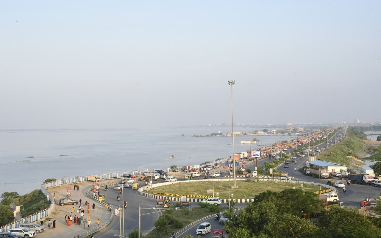 Bihar Flood: पटना शहर में गंगा को प्रवेश से रोकने की जद्दोजहद, 12 जिलों में बाढ़ की स्थिति गंभीर