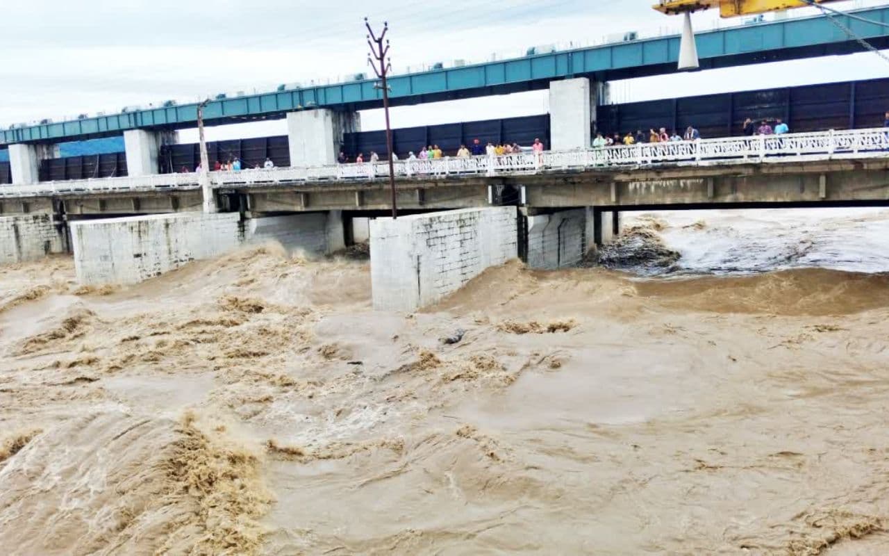 Champaran Flood: गंडक नदी के प्रलयकारी बाढ़ की चपेट मे आने से चम्पारण तटबंध टूटा, अफरा तफरी मची