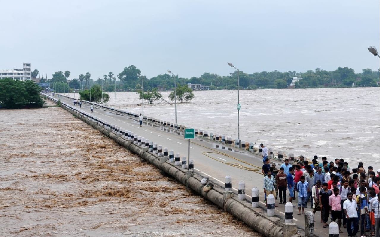 Gaya News: फल्गु नदी में एकाएक आया पानी, फंस गये छह किशोर, जानें फिर क्या हुआ...