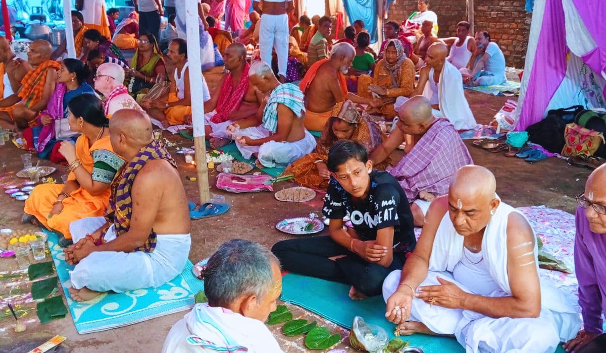 gaya news | Pitru Paksha 2024: Foreign pilgrims are also arriving in the Pitru Paksha fair, offering Pind Daan to their ancestors. gaya news | Pitru Paksha 2024: Foreign pilgrims are also arriving in the Pitru Paksha fair, offering Pind Daan to their ancestors.