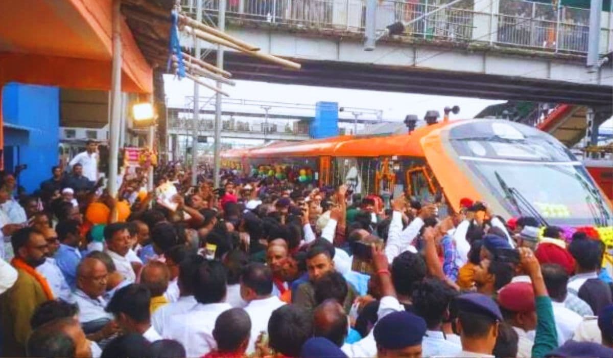 गया से हावड़ा के लिए वंदे भारत ट्रेन रवाना, पीएम ने वीडियो कॉन्फ्रेंसिंग के जरिए दिखाई हरी झंडी