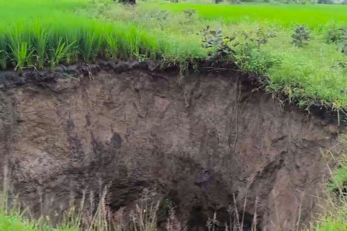 Giridih News: बनियाडीह-कबरीबाद मुख्य मार्ग के बगल में भू-धंसान, जमीन में दरार से दहशत
