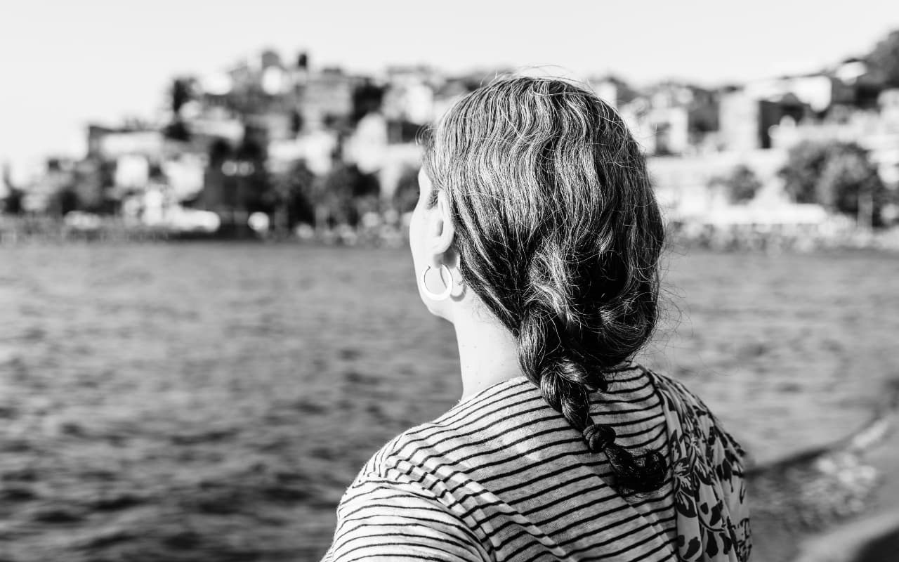 Hair Care: ये गलतियां समय से पहले आपके बालों को कर देंगी सफेद, कहीं आप भी तो नहीं कर रहे