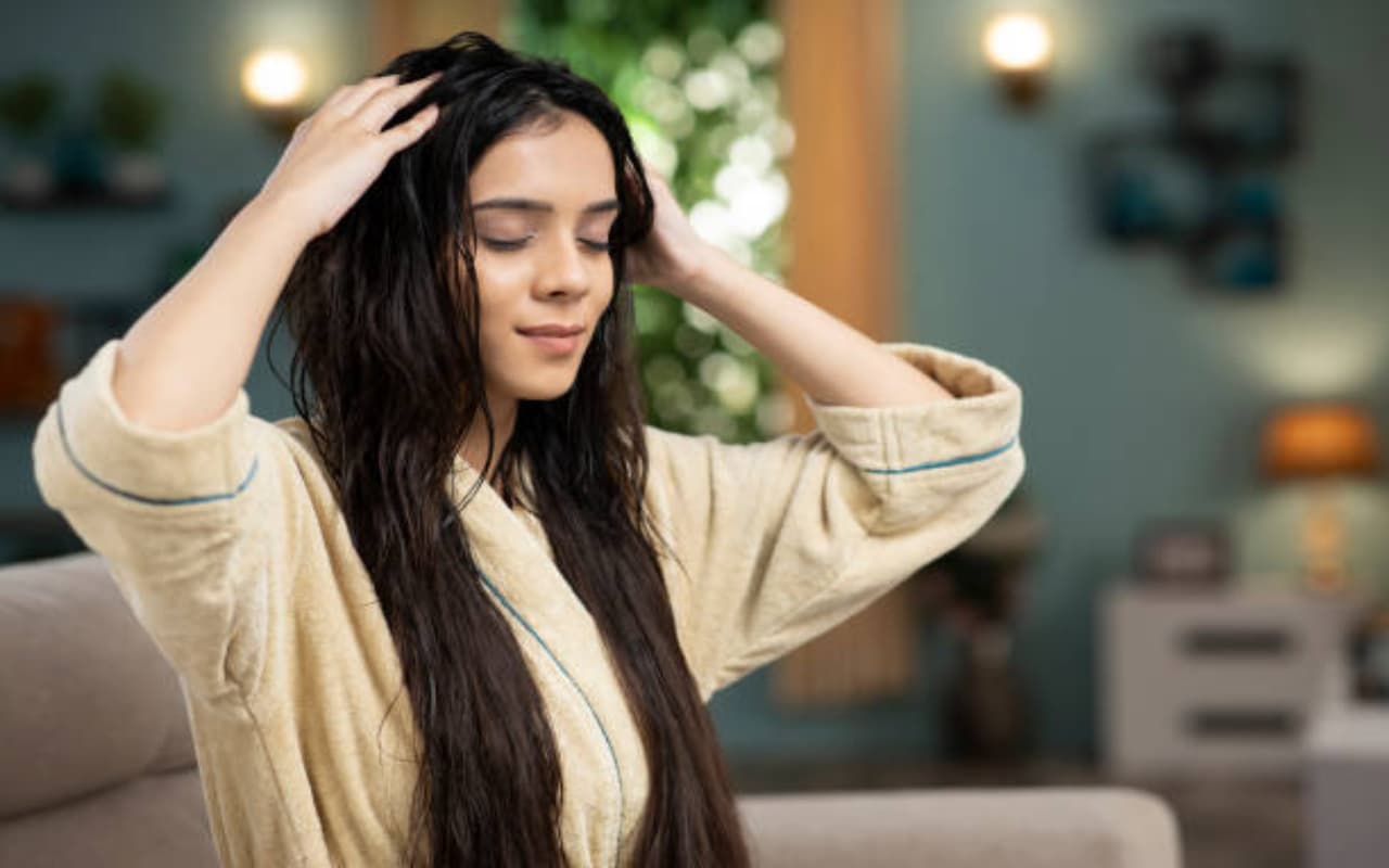 Hair Care Tips: सर्दियों में आपके बालों में नयी जान डाल देंगे ये ऑइल्स, झड़ना भी होगा बंद दिखेंगे खूबसूरत