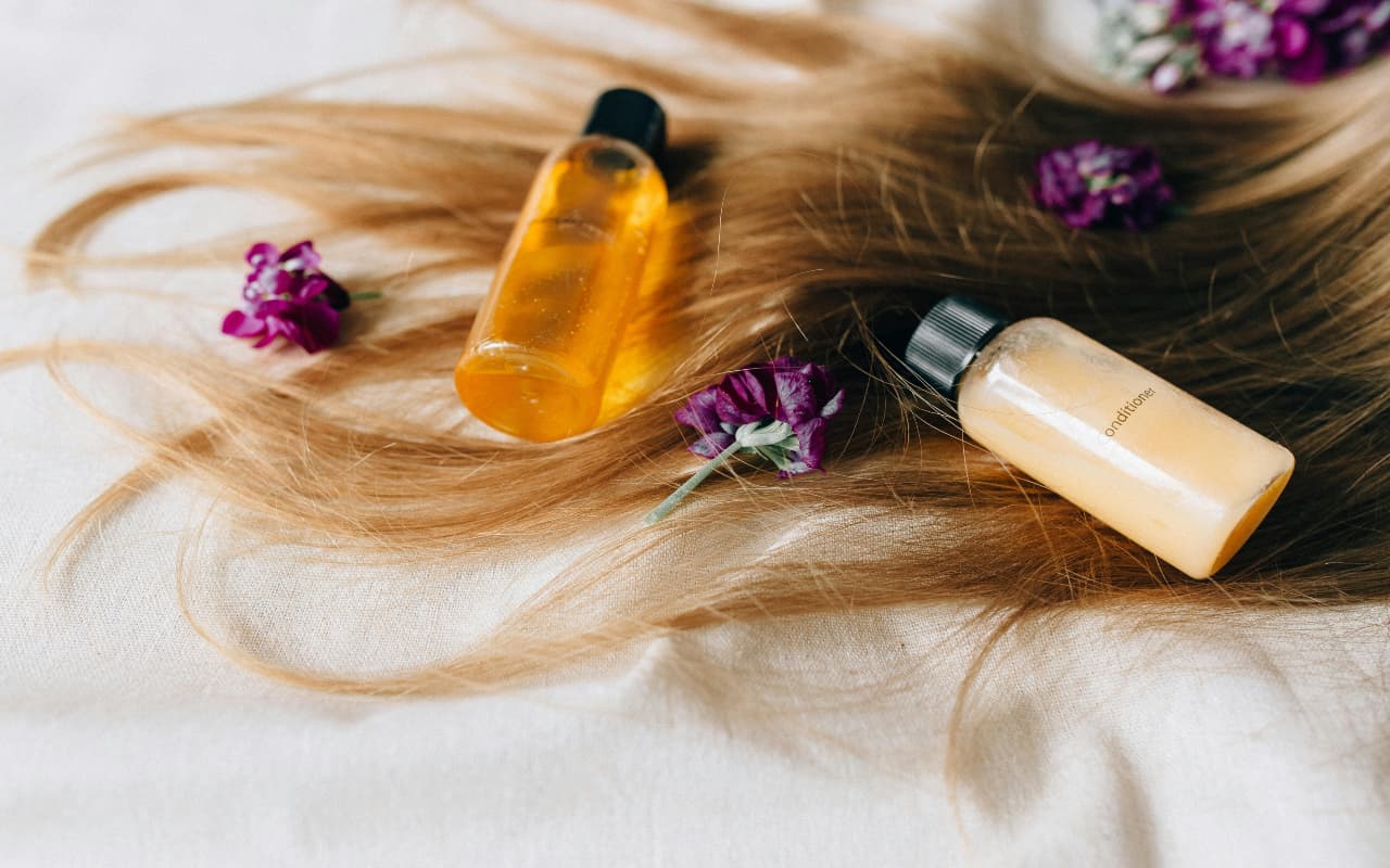 Hair Care: आपके बालों पर जादू की तरह काम करेंगे ये हेयर ऑइल्स, घने और मजबूत बनाने में करेंगे मदद