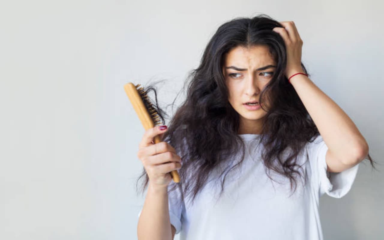 Hair Care Tips: गुच्छे में झड़ रहे हैं बाल? टेंशन लेने की जरूरत नहीं, बंद कर दें इन चीजों का सेवन