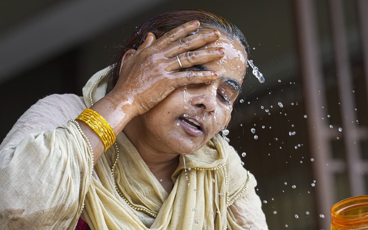 Bihar Weather: बिहार से दूर हुआ बारिश का सिस्टम, अब फिर होगा गर्मी व उमस वाले मौसम से सामना