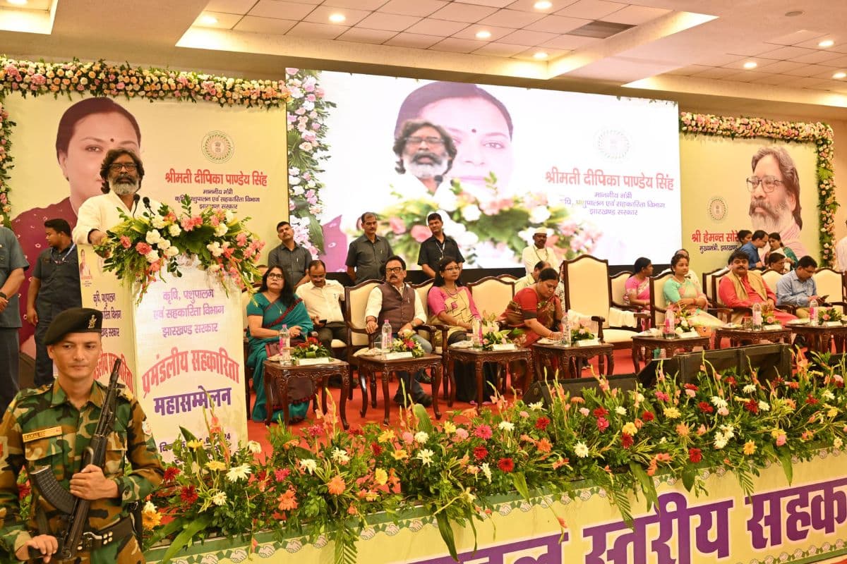 कार्यक्रम को संबोधित करते सीएम हेमंत सोरेन कार्यक्रम को संबोधित करते सीएम हेमंत सोरेन