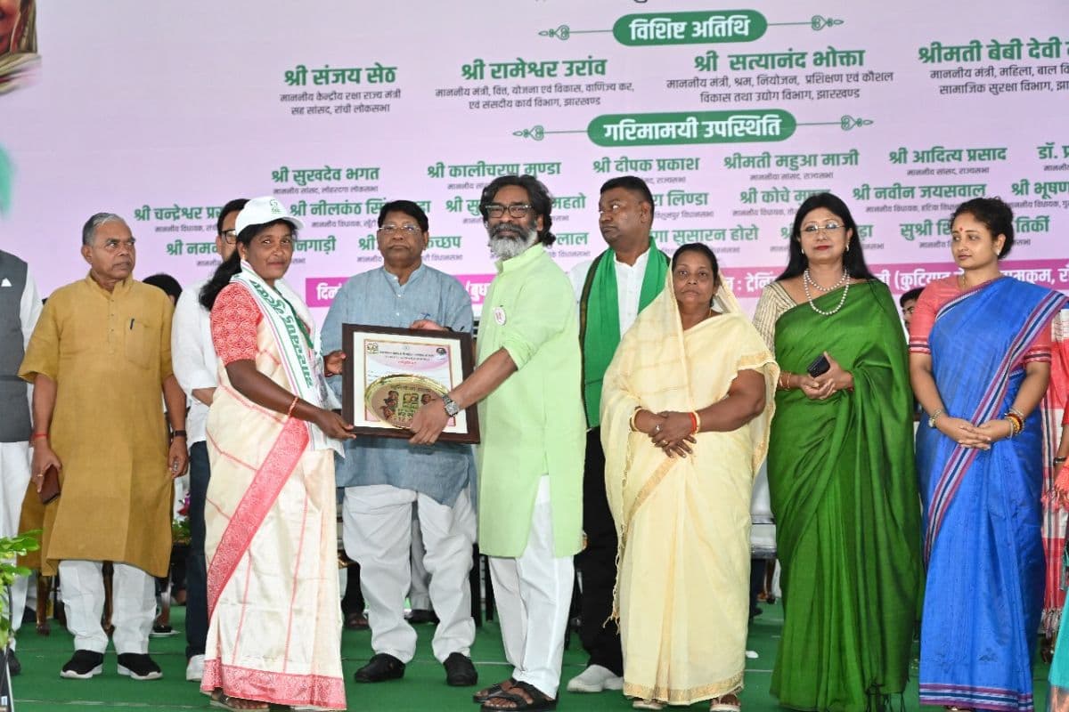 महिला लाभुक को योजना का लाभ देते सीएम हेमंत सोरेन महिला लाभुक को योजना का लाभ देते सीएम हेमंत सोरेन