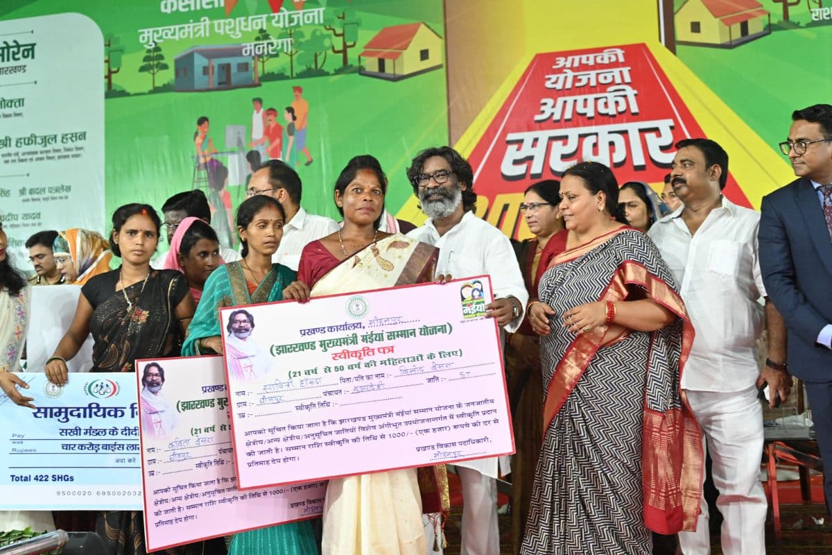 महिला लाभुक को योजना लाभ देते सीएम हेमंत सोरेन महिला लाभुक को योजना लाभ देते सीएम हेमंत सोरेन