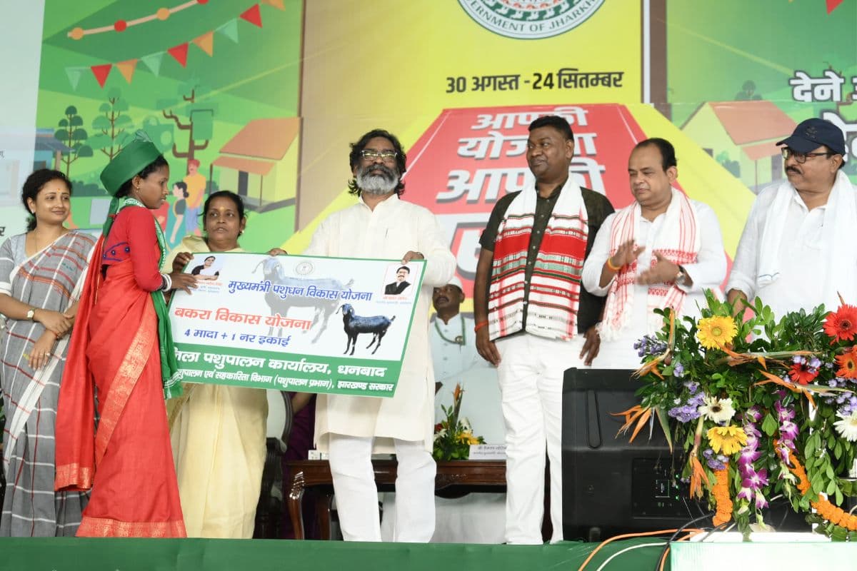 महिला लाभुक को योजना का लाभ देते सीएम हेमंत सोरेन