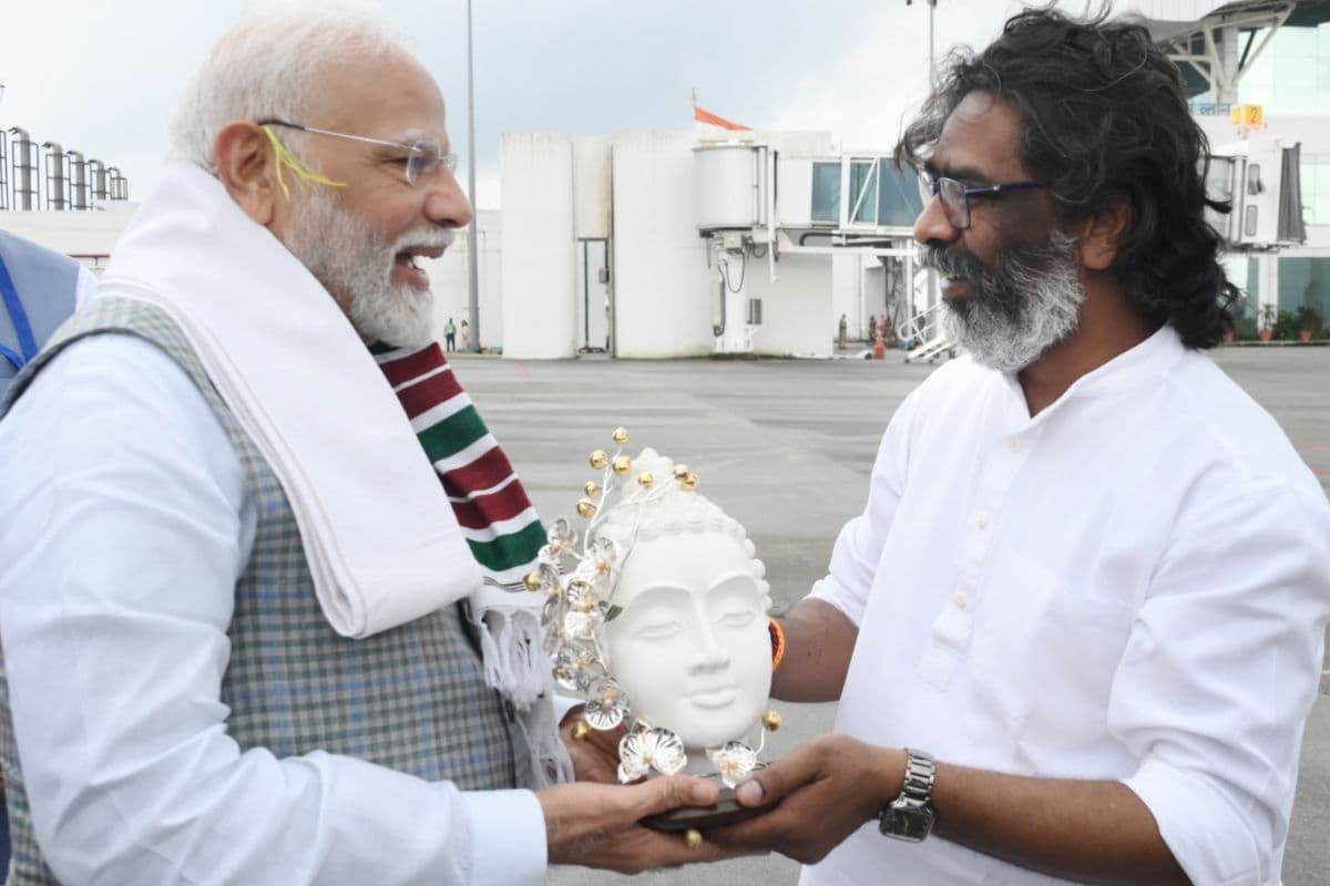 PHOTOS: रांची में पीएम मोदी से हुई हेमंत सोरेन की मुलाकात, दिल खोलकर हंसे दोनों नेता