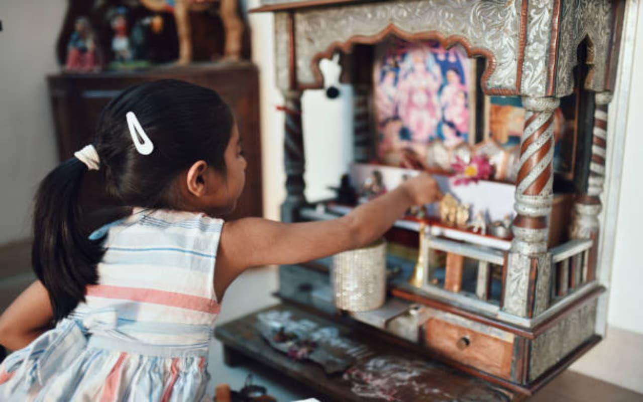 Vastu Tips: पूजा घर में किए गए ये उपाय जीवन में कभी नहीं होने देंगे पैसे की कमी