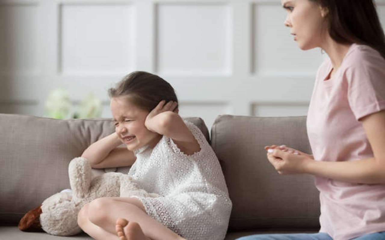 Parenting Tips: जिद्दी बच्चे की पेरेन्टिंग में आपकी मदद करेंगे ये सकारात्मक तरीके