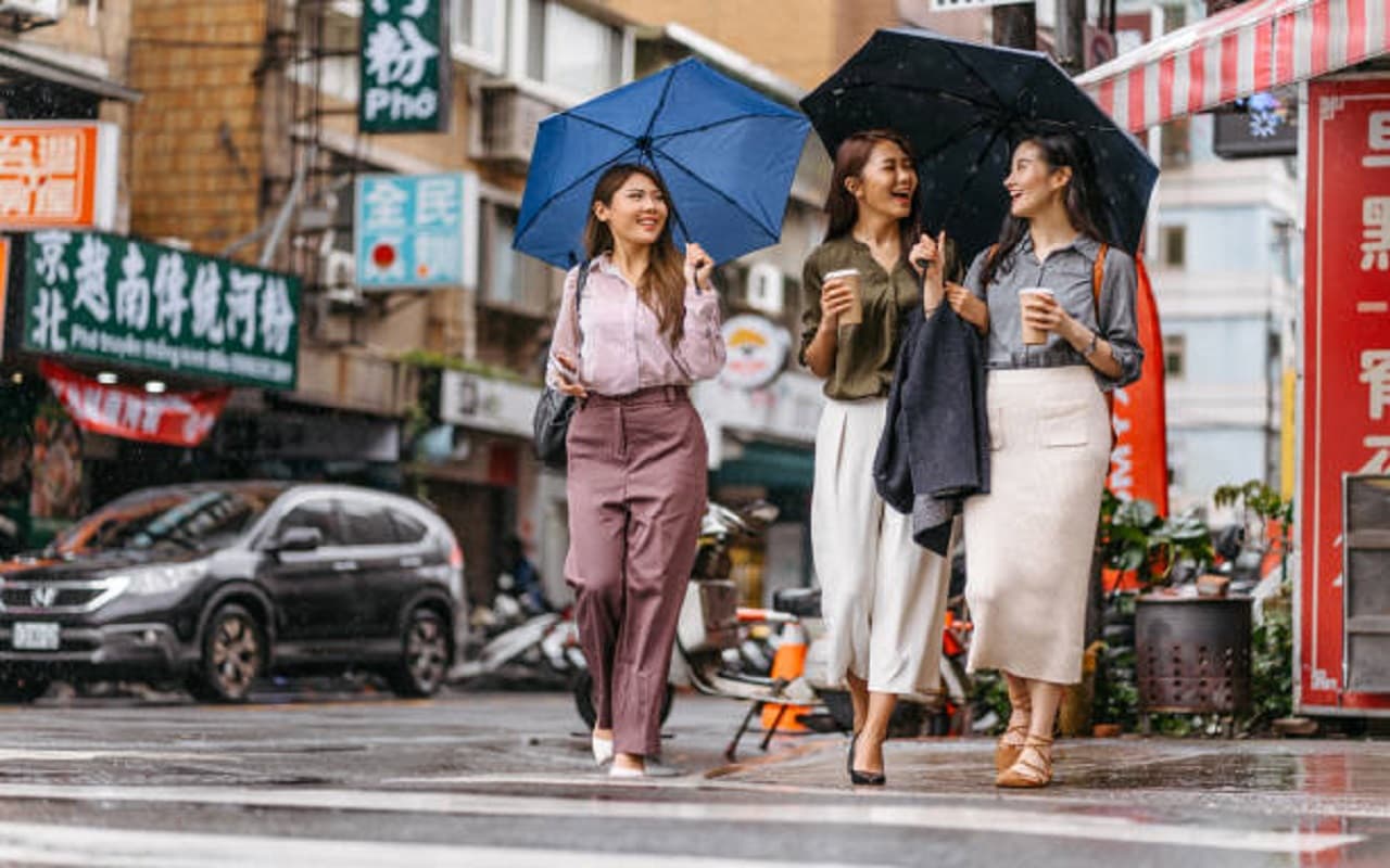 Monsoon Fashion: बरसात के मौसम में आपको स्टाइलिश बनाएंगे, ये फैशन टिप्स