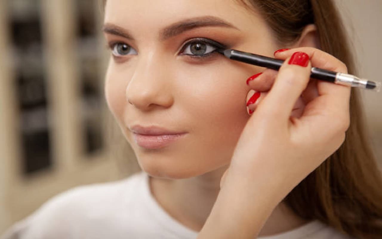 Eye Care Tips: रोज आंखों में काजल लगाने से हो सकती है ये समस्याएं, जानें क्या है इसे लगाने का सही तरीका