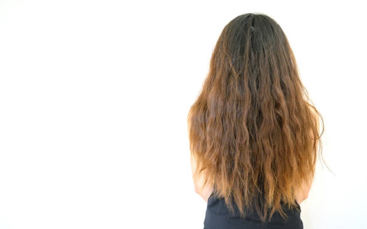 Hair Care Tips: जानिए किन गलतियों के कारण आपके बाल हो रहे हैं रूखे और बेजान